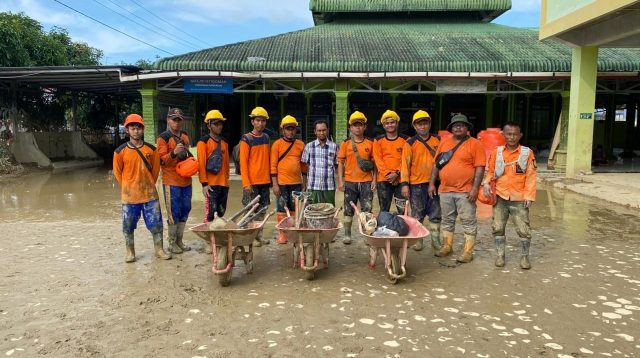 Salman Alfarisi (kelima dari kanan) bersama tim Ukhuwah Al-Fatah Rescue (UAR) usai bersih-bersih masjid dari lumpur pasca banjir bandang di Aceh Tamiang. (Dok. UAR)